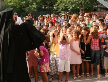 «Δεν καταργείται ο εκκλησιασμός στα δημοτικά» δηλώνει το Υπουργείο Παιδείας